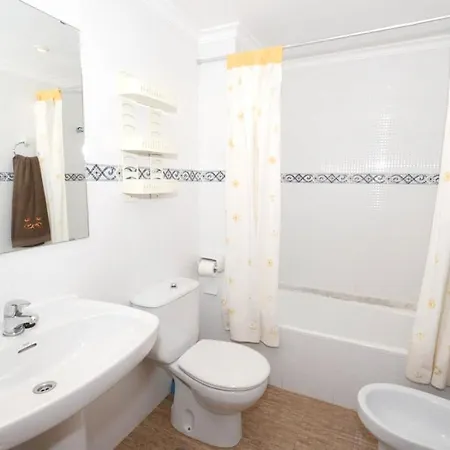 公寓 With 2 Bedrooms In With Shared Pool Furnished Balcony And Wifi 290 M From The Beach *